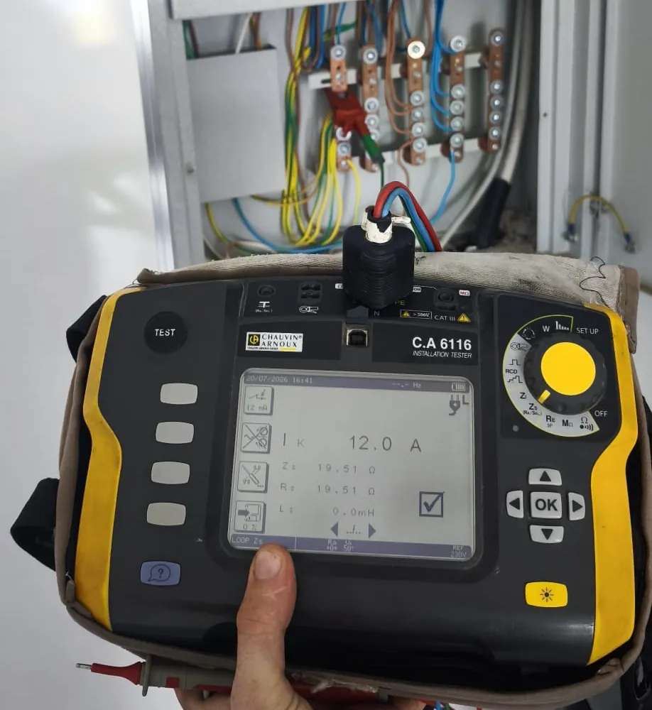 Elektrik panosunda çevrim empedansı ölçümü yapan tesisat test cihazı