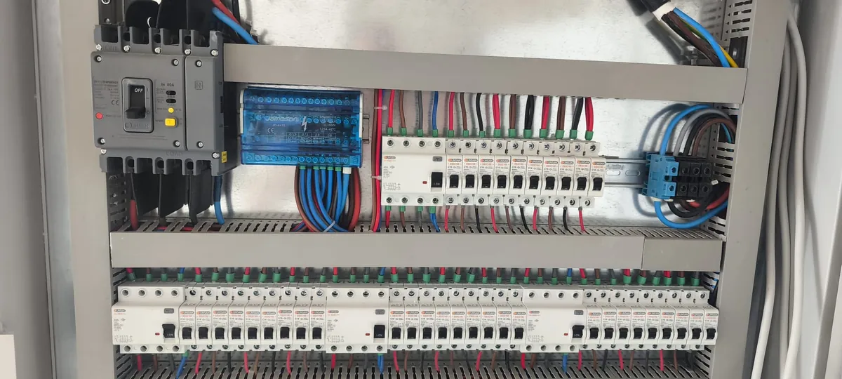 Kaçak akım röleli ve düzenli kablolanmış elektrik dağıtım panosu