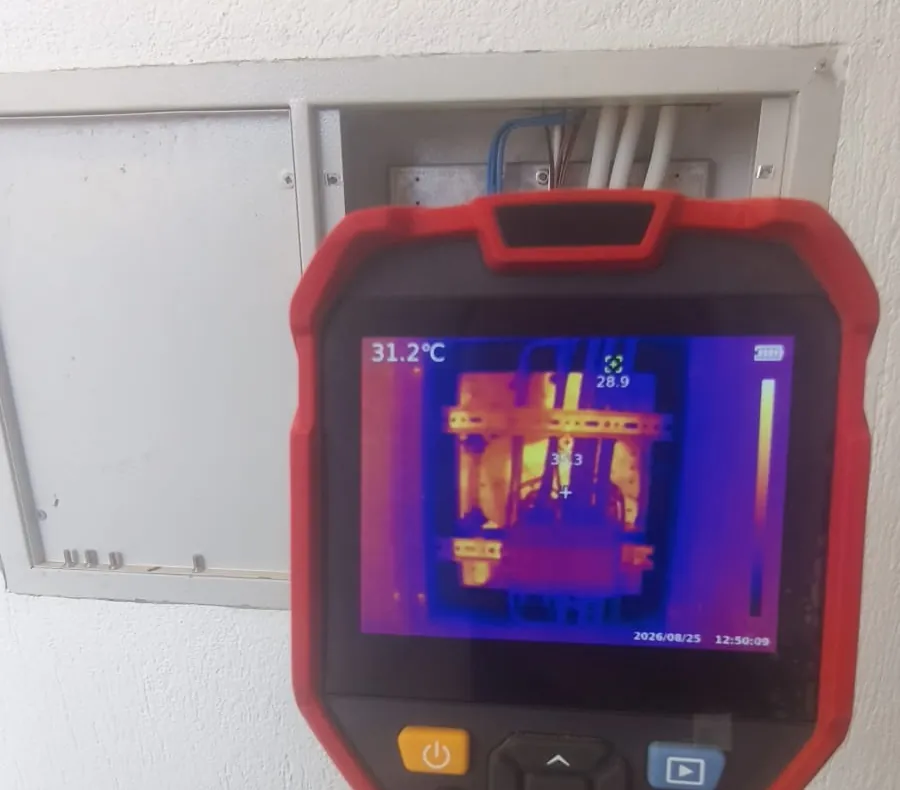 Termal kamera görüntüsünde elektrik panosu bağlantı noktalarının sıcaklık dağılımı